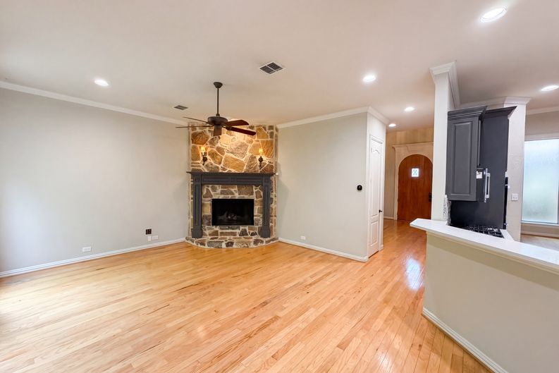 Photo 3 of 29 of 1309 Winding Brook Dr, Garland, TX