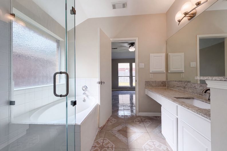 Photo 13 of 19 of 3419 Foursome Ln, Sugar Land, TX
