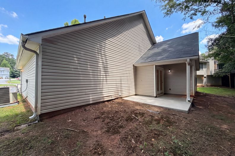 Photo 5 of 18 of 10543 Crabtree Dr, Jonesboro, GA