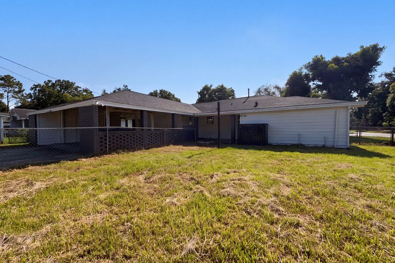 Photo 5 of 17 of 118 S Ringgold St, West Columbia, TX