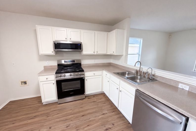 Photo 9 of 29 of 11521 Melstone Dr, Manor, TX