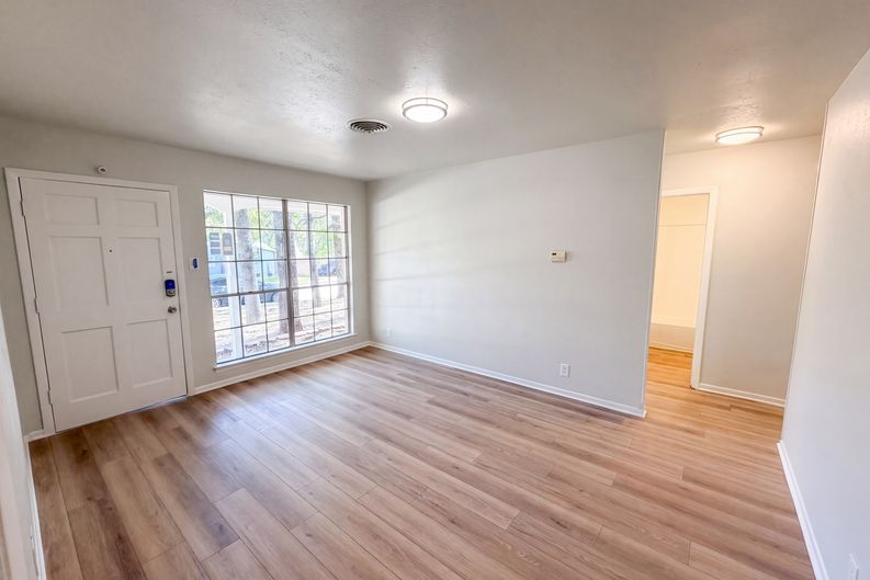Photo 10 of 23 of 1229 King Dr, Bedford, TX