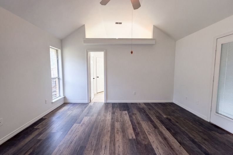 Photo 9 of 17 of 1623 W Pleasant Dr, Midlothian, TX