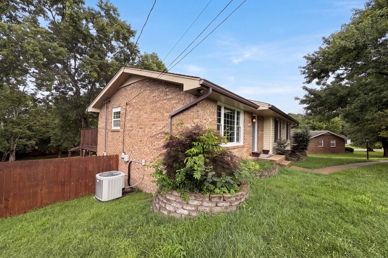 Photo 20 of 26 of 102 S Valley Rd, Hendersonville, TN
