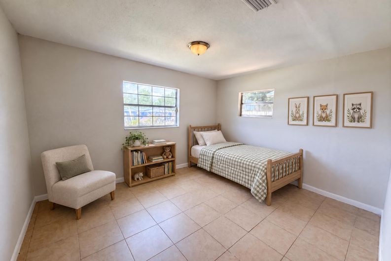 Photo 3 of 14 of 7018 Lynwood Dr, Tampa, FL