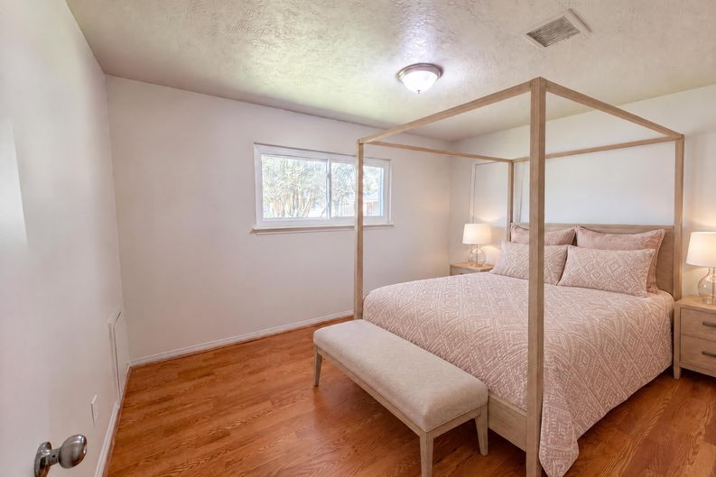 Photo 13 of 19 of 609 Heather Ln, Friendswood, TX