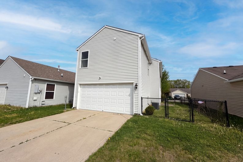 Photo 5 of 17 of 925 Harbon Dr, Franklin, IN