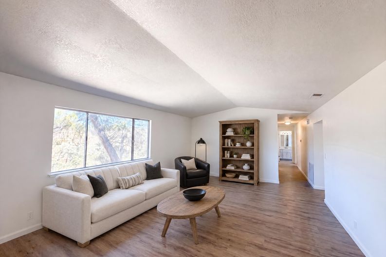 Photo 8 of 29 of 6041 Thornicroft Dr, Valley Springs, CA