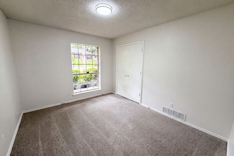 Photo 4 of 20 of 722 S Forest Ln, Duncanville, TX