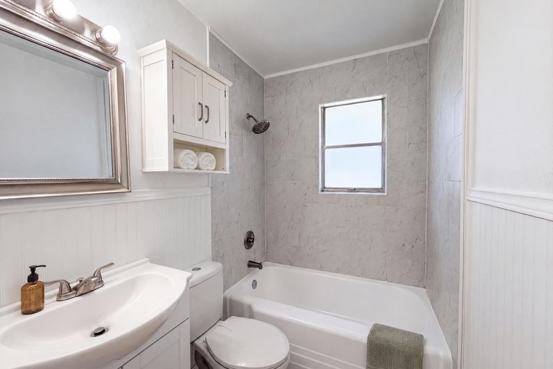 Photo 8 of 16 of 1213 S Ridgeway Dr, Cleburne, TX