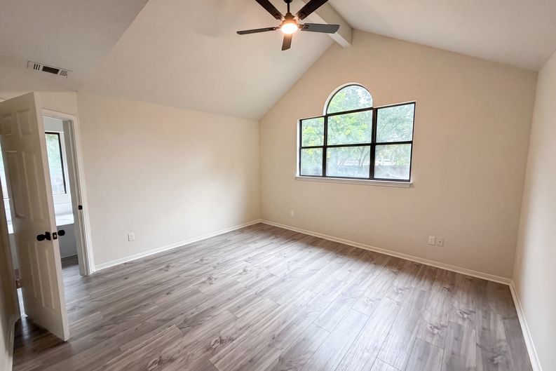 Photo 7 of 24 of 1517 River Oak Dr, Leander, TX