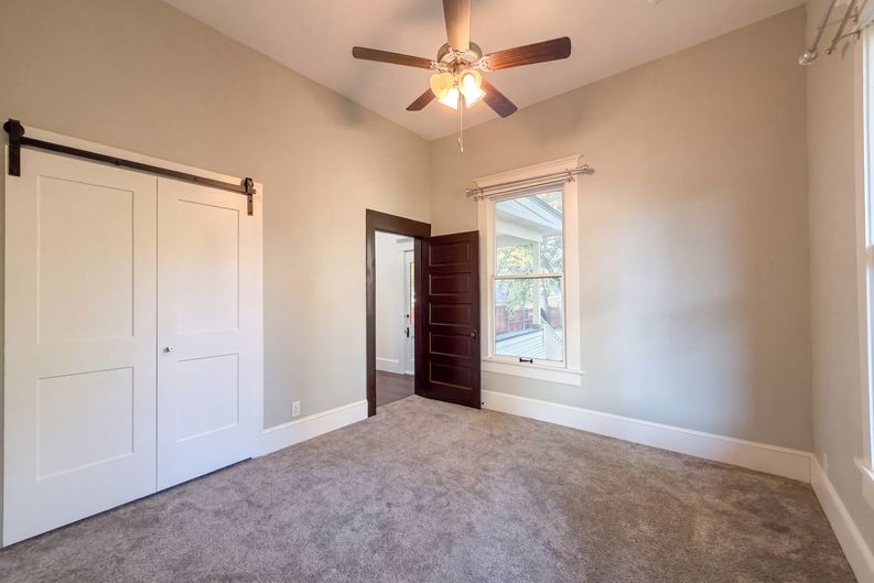 Photo 6 of 14 of 712 S Crockett St, Sherman, TX