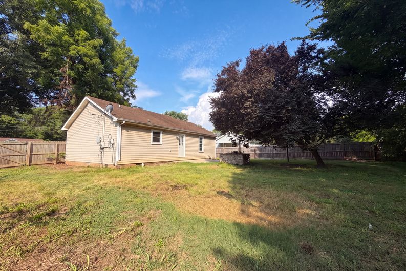 Photo 5 of 17 of 225 Tobacco Rd, Clarksville, TN