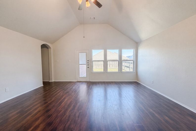 Photo 9 of 21 of 11920 Hassop Ln, Burleson, TX