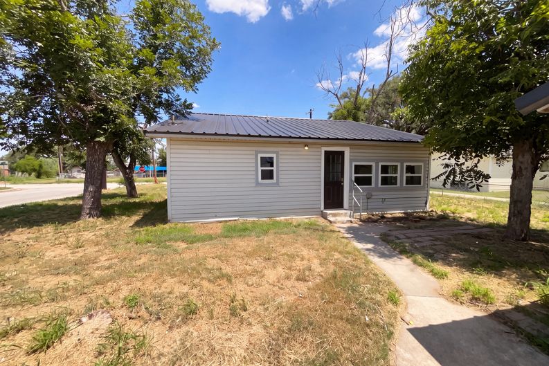Photo 15 of 17 of 725 Kelly St, Poteet, TX