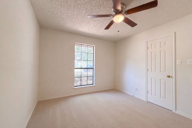 Photo 11 of 19 of 5126 Eagle Nest Dr, Arlington, TX