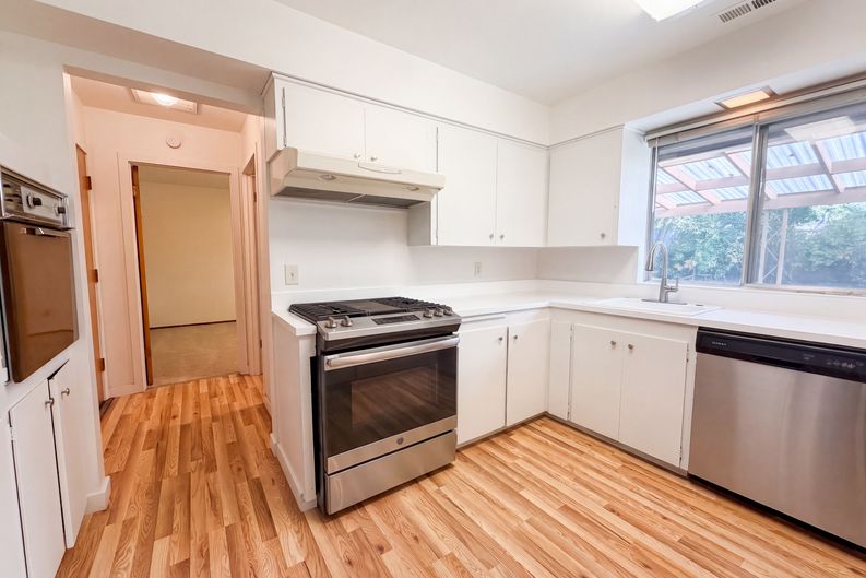 Photo 8 of 18 of 10235 NE Thompson St, Portland, OR