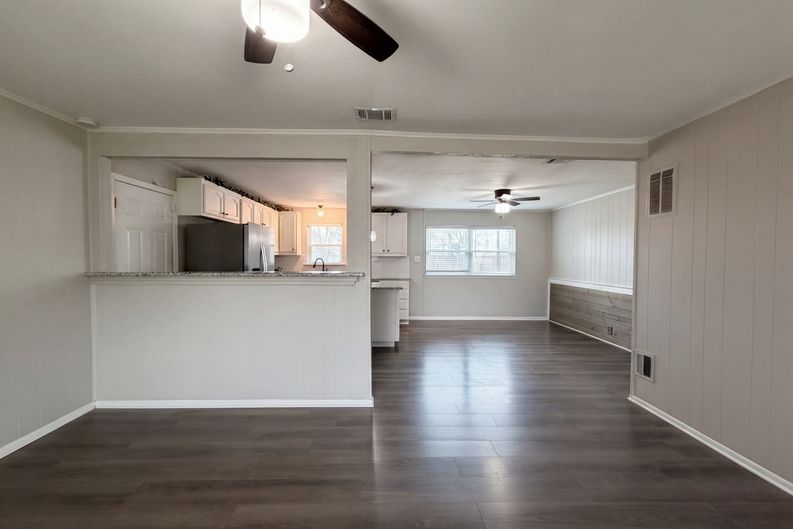 Photo 6 of 16 of 208 NW Summercrest Blvd, Burleson, TX