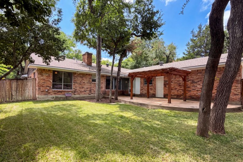 Photo 5 of 24 of 8839 Sweetwater Dr, Dallas, TX