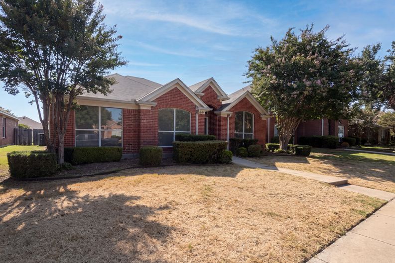 Photo 21 of 26 of 7008 Chateau Dr, Frisco, TX