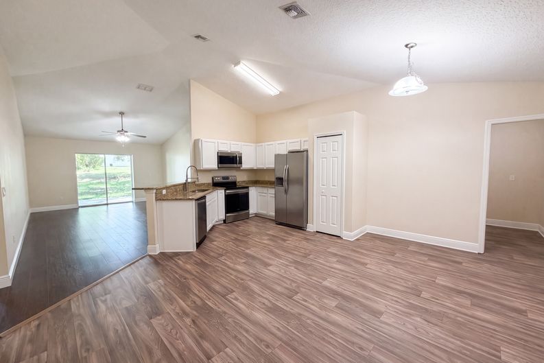 Photo 9 of 23 of 33137 Irongate Dr, Leesburg, FL