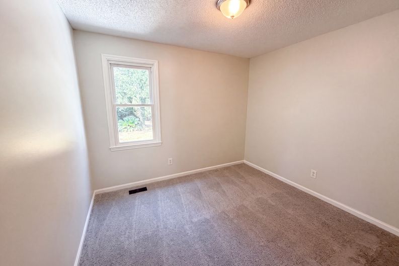 Photo 16 of 37 of 153 Courtney Oak Dr, West Columbia, SC