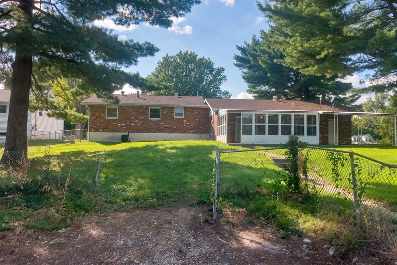 Photo 5 of 59 of 8 Monticello Pl, Fairview Heights, IL