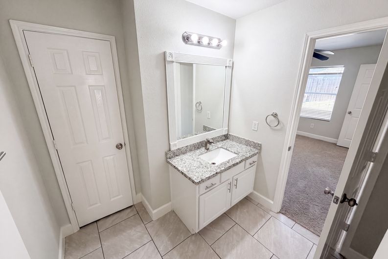 Photo 12 of 26 of 7327 Fox Hall Ln, Humble, TX