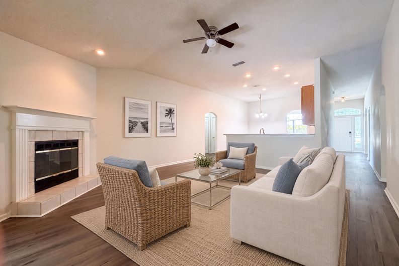 Photo 3 of 23 of 8436 Staplehurst Dr W, Jacksonville, FL