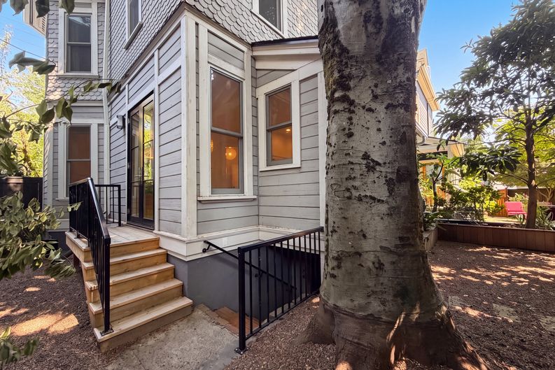 Photo 5 of 34 of 1710 NW Hoyt St, Portland, OR