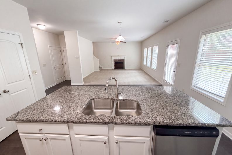 Photo 12 of 41 of 821 Walnut Woods Dr, Braselton, GA