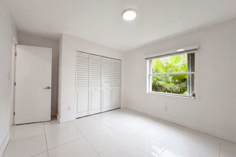 Photo 18 of 25 of 16571 SW 145th Ave, Miami, FL