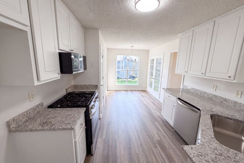 Photo 6 of 20 of 1088 Meadow Glen Cir, Fairburn, GA
