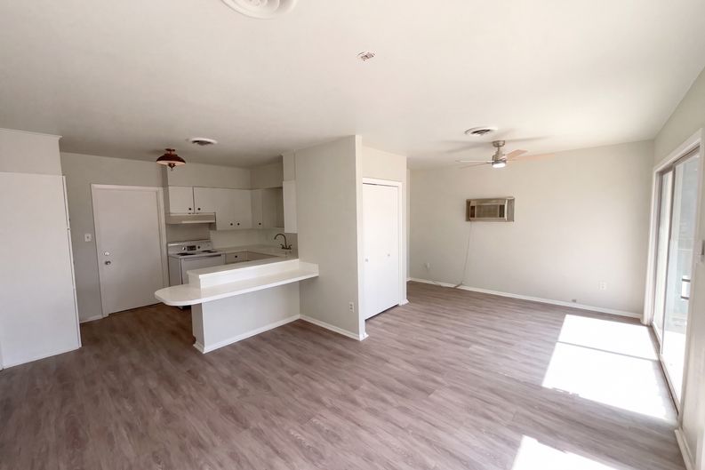 Photo 10 of 26 of 1205 G St, Floresville, TX