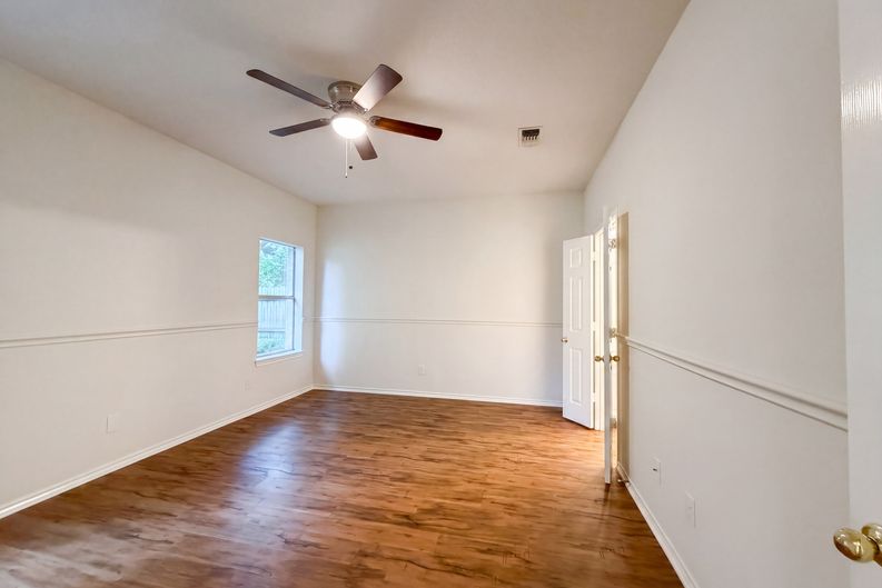 Photo 14 of 27 of 6218 Kingswood Dr, Arlington, TX