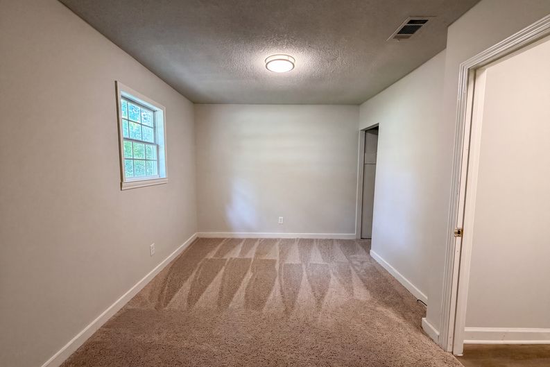 Photo 10 of 24 of 3704 Meadowview Dr, Lithia Springs, GA