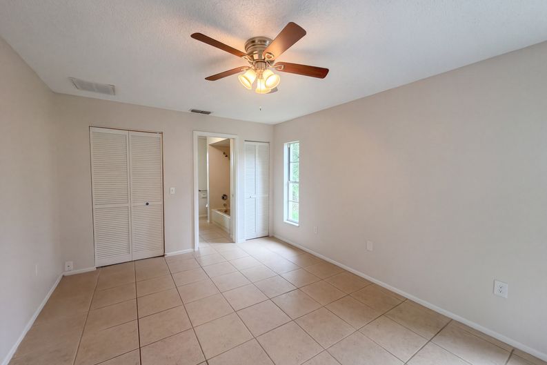 Photo 4 of 32 of 12054 Joe Herrmann Dr, San Antonio, FL