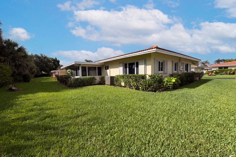 Photo 22 of 25 of 4360 NW 12th Dr, Deerfield Beach, FL