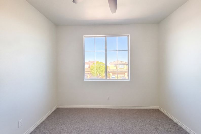Photo 13 of 23 of 2843 Dunnottar Ave, Henderson, NV