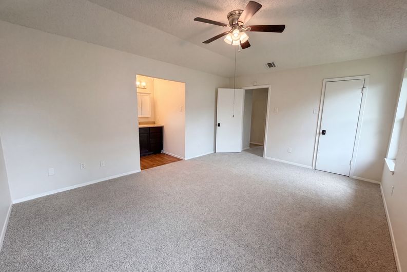 Photo 4 of 16 of 208 Dakota Dr, Hewitt, TX