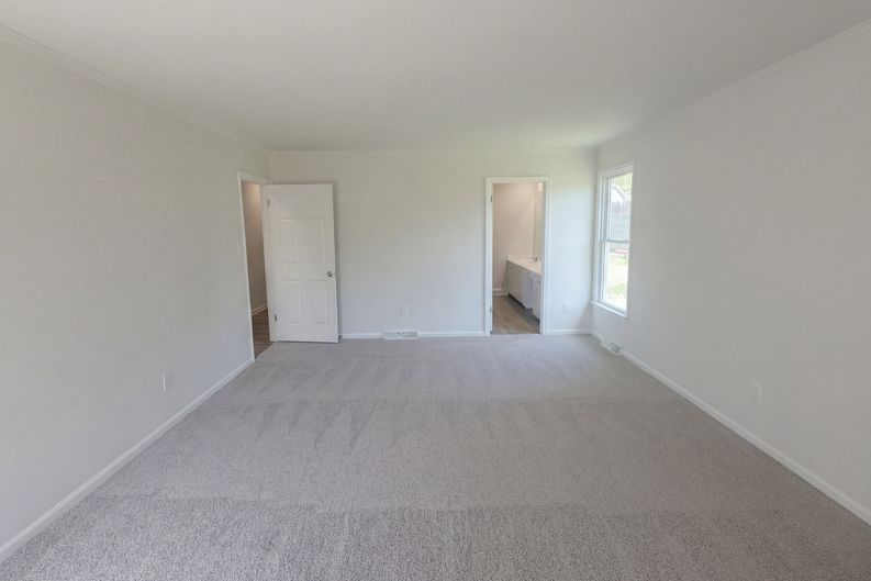 Photo 4 of 19 of 1495 S Peace Haven Rd, Clemmons, NC
