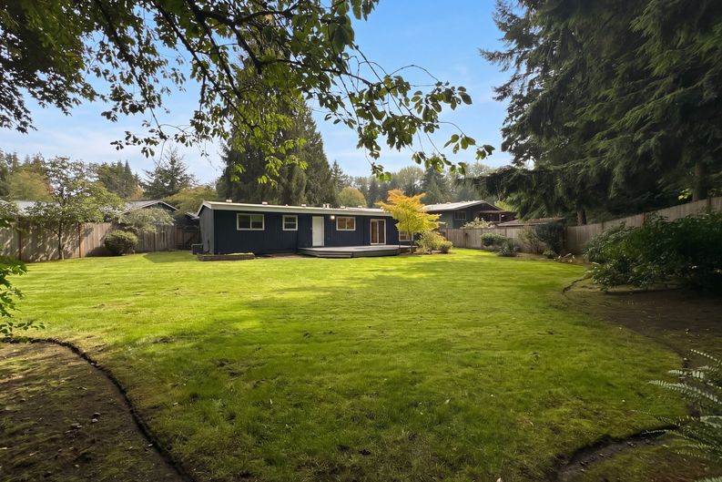 Photo 5 of 25 of 10401 NE 130th St, Kirkland, WA