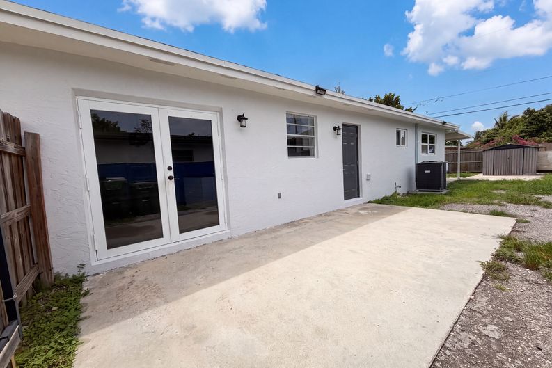 Photo 5 of 23 of 1320 NW 15th St, Homestead, FL