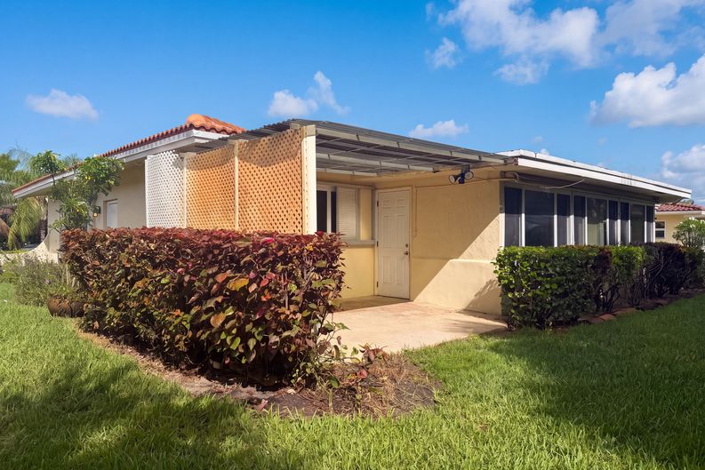 Photo 21 of 25 of 4360 NW 12th Dr, Deerfield Beach, FL