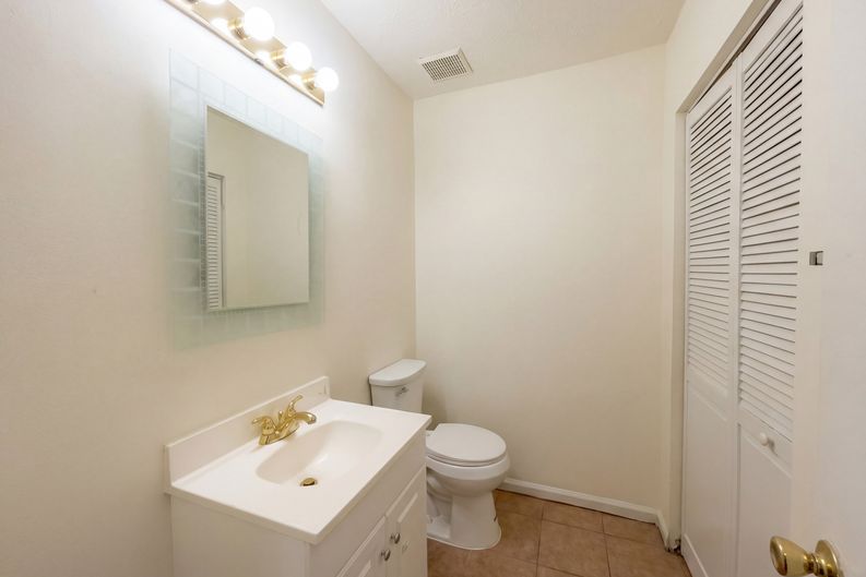 Photo 10 of 31 of 5328 Ridge Forest Dr, Stone Mountain, GA