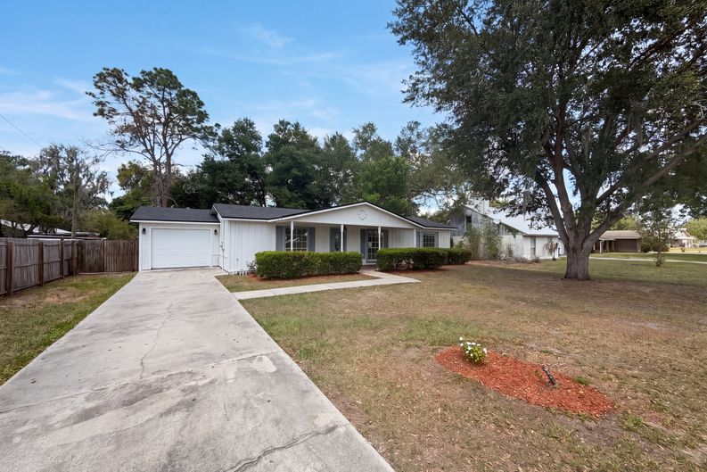 Photo 15 of 19 of 613 4th St NE, Fort Meade, FL
