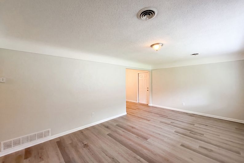Photo 3 of 22 of 2410 NE 3rd Ave, Ocala, FL
