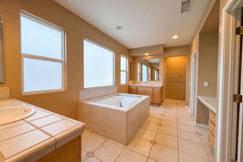 Photo 16 of 31 of 22017 Sunrise View Pl, Santa Clarita, CA