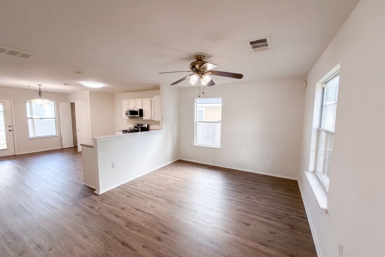Photo 10 of 29 of 11521 Melstone Dr, Manor, TX