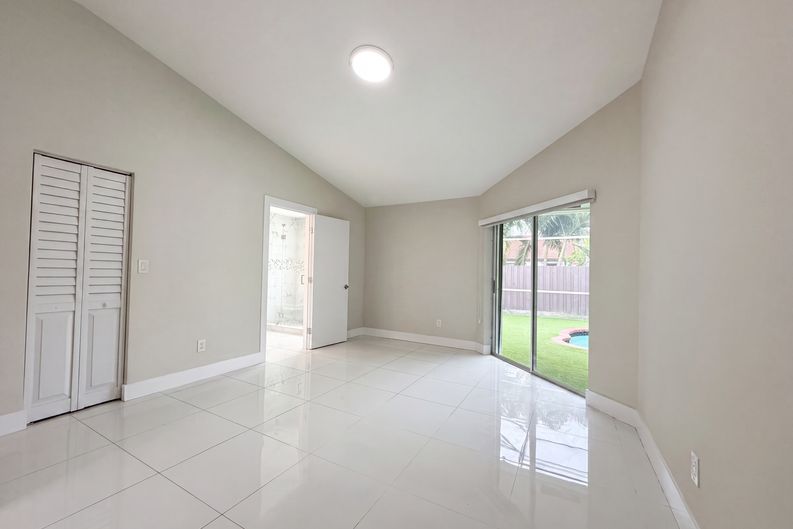 Photo 4 of 25 of 16571 SW 145th Ave, Miami, FL